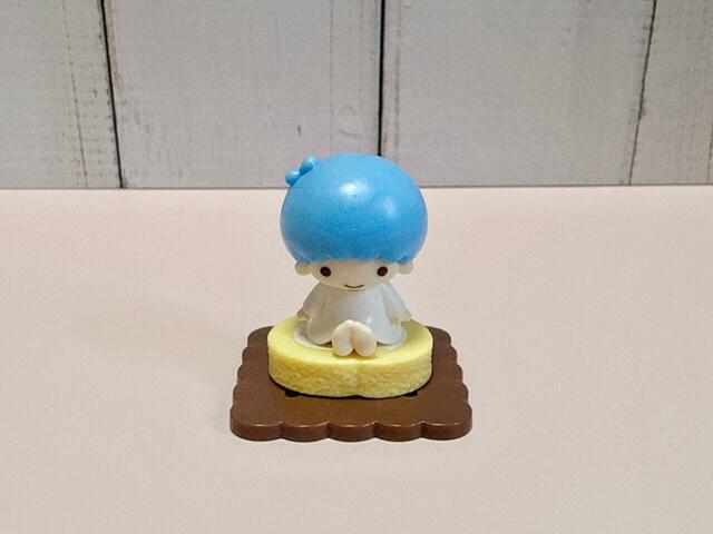 ロールケーキの上にお座りしているキキがかわいい!ララも欲しくなってしまいますね♪【チョコサプ サンリオキャラクターズ】