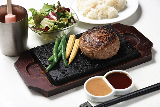 牛100%ハンバーグステーキの溶岩焼（ライス・サラダ・デザート付）1,030円｜溶岩焼ダイニングbonbori 新宿店