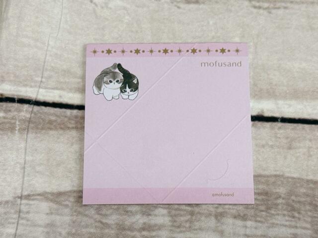 ピンクはぎゅっと寄り添ったにゃんこ2匹のデザイン