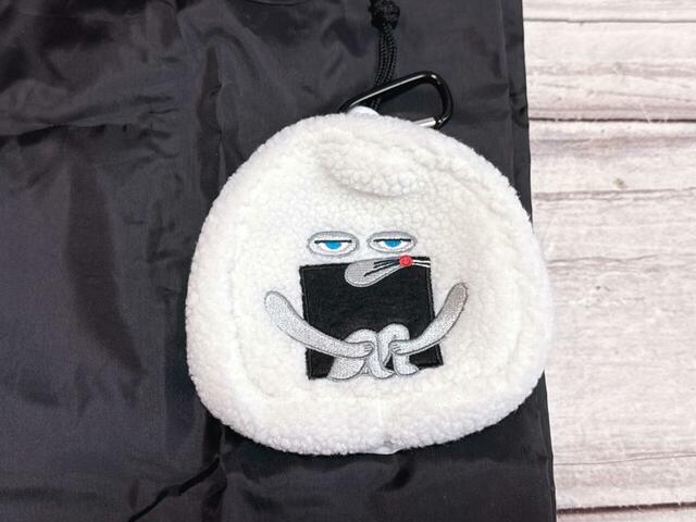 絵本『パンどろぼう おにぎりぼうやのたびだち』に登場する「おにぎりぼうや」。見れば見るほどじわじわ愛着が湧くタイプのキャラクター。ちょこんと座る姿がなんとも愛らしい♪