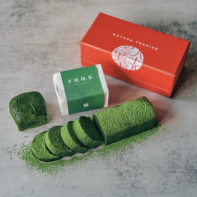左）半焼抹茶：751円(税込)　下）特濃抹茶テリーヌ：4,001円(税込)【横浜髙島屋地下1階に初出品「八十八氷」1ヶ月限定販売】