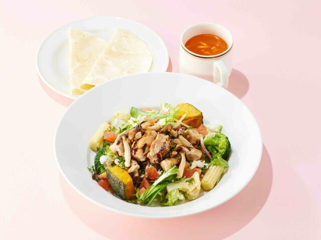 「チキンとナッツの11種野菜サラダランチ ～トルティーヤ付き～」＜価格：1,089円（税込）＞【「桜海老と菜の花のパスタ」や「ガパオライス」など♪ココスの『2025春のランチメニュー』がスタートします！】