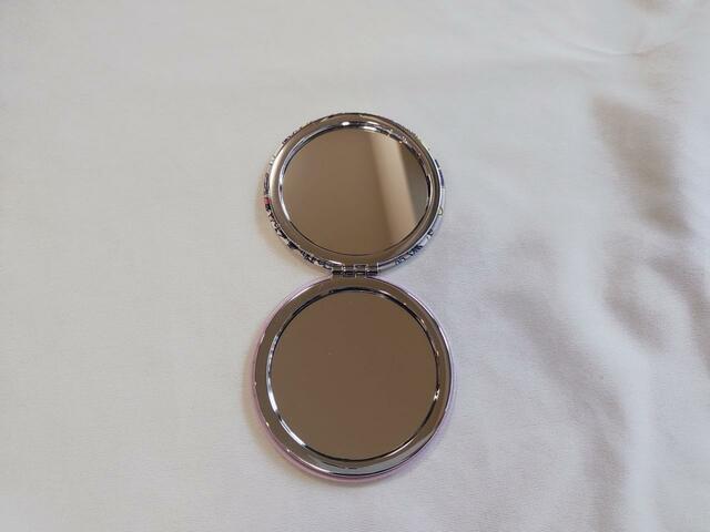 開けると、両面鏡になっています