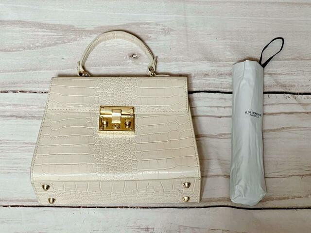 【美白肌モデル辻元 舞プロデュース! SUN DEFENCE 100%遮光日傘BOOK 涼しさアップのWHITE ver.】小さめサイズにハンドバッグ。入るのか…?