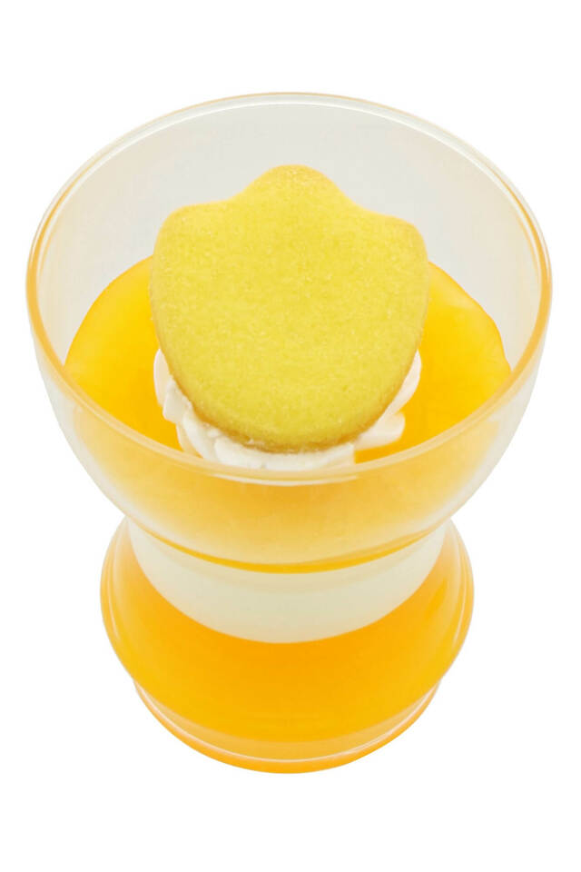 パッションフルーツ・パイナップルゼリー&バニラムース 550円｜提供店舗：東京ディズニーランド「スウィートハート・カフェ」｜スペシャルイベント「ディズニー・パルパル―ザ」第2弾「ドナルドのクワッキー・ダックシティ」スペシャルメニュー