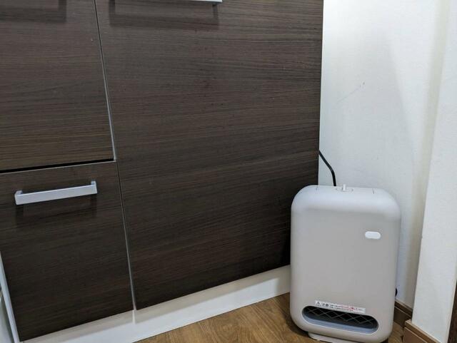 【アイリスオーヤマ 人感センサー付きセラミックファンヒーターJCH-127D-C】コンパクトでお部屋になじむ