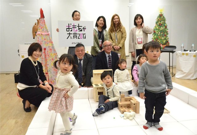 特別審査員の開一夫氏と岩城敏之氏と、おもちゃで遊ぶ子どもたち。