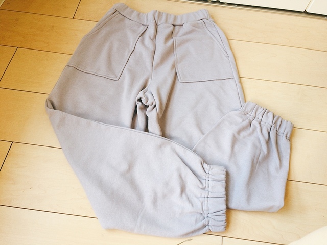 【GU（ジーユー） スウェットジョガーパンツYG+E】足首のくしゅっとしたデザインが今時