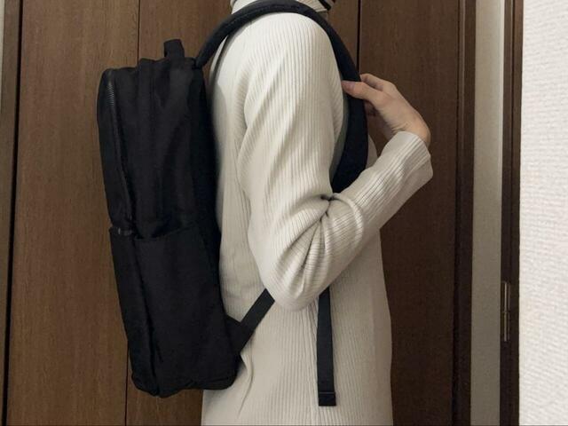 【FOUND GOOD ビジネススクエアリュック】身長170cmの筆者が背負うとこんな感じ。ショルダーベルトの長さもちょうど良いです◎