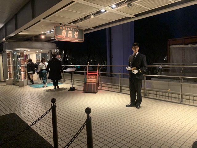 車掌に誘導され順番に入る招待客