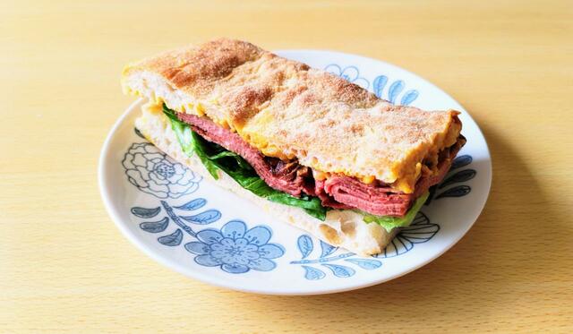 【コストコ　ローストビーフチャバタサンドイッチ　5P　2480円】ローストビーフを惜しみなく使った贅沢な一品