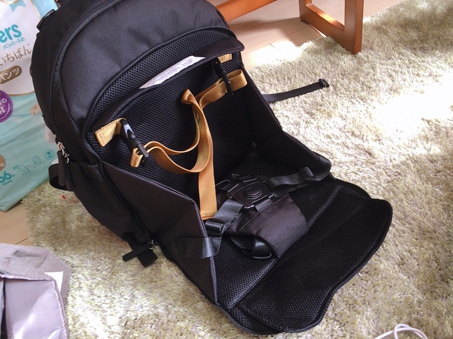 【ニトリ チェアになるパパママバッグ】正面ポケットを開くとベビーチェアが出現