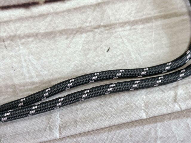 ストラップはグレー×ピンクの配色がおしゃれなコードストラップ