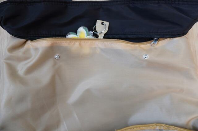 パンフレットなどを保管できるファスナーポケット