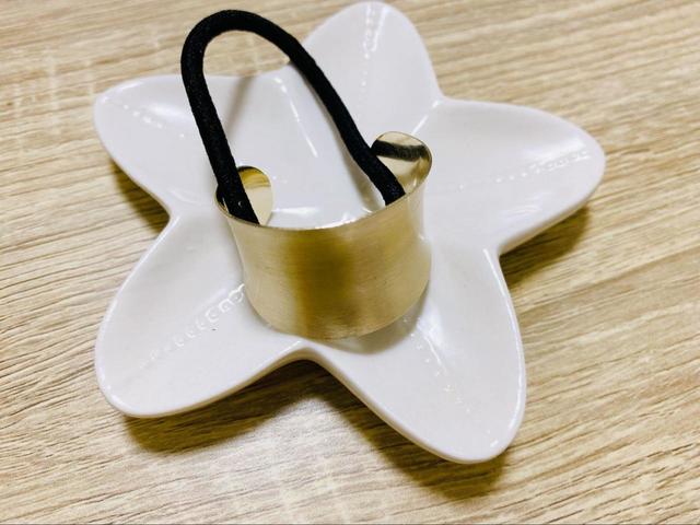 【3COINS メタルカフポニー】黒ゴムよりもお洒落に決まる