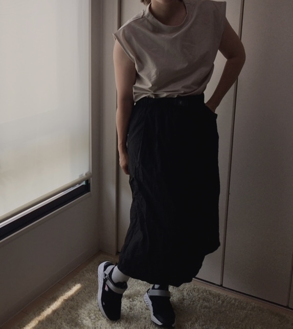 【ワークマン REPAIR-TECH®超軽量スカート】タンクトップを合わせたカジュアルスタイル