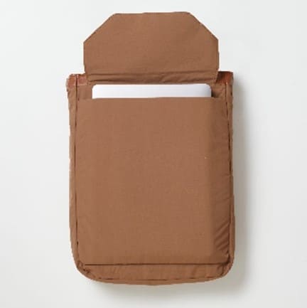 本体の内側にあるポケットにはクッション材を採用し、底にはスペースがあるため、カバンを置く際の衝撃がPCやタブレットに伝わりにくい設計に