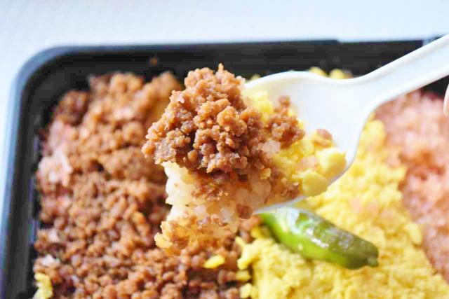 国産鶏肉のそぼろをたっぷりのせて！