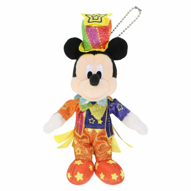 ぬいぐるみバッジ 2,600円｜サイズ：高さ約19cm｜東京ディズニーリゾート40周年“ドリームゴーラウンド”スペシャルグッズ｜発売日：2023年4月10日（月）｜販売店舗：東京ディズニーランド「グランドエンポーリアム」、東京ディズニーシー「エンポーリオ」