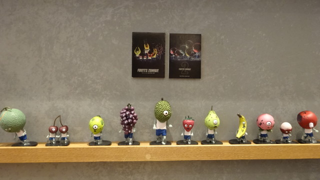 パンダの穴喫茶展／店内に展示されたガチャ