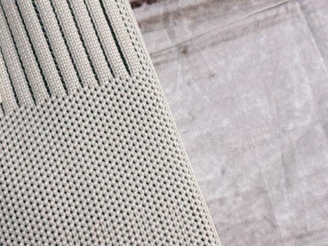 珍しいニット素材。毛羽立ちのあるタイプではなく、ダンボールニット調のさらっとした質感です