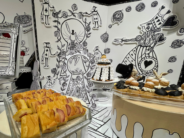 【ヒルトン東京 絵本の国のアリス スイーツビュッフェ】
