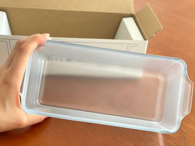 【セラベイク　パウンドケーキ型】すりガラスのような容器で、透け感があります