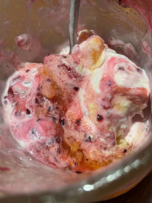 食べ進めると、ソフトクリームと氷が溶けだし、混ざり合って、最終的にこのような感じになる。