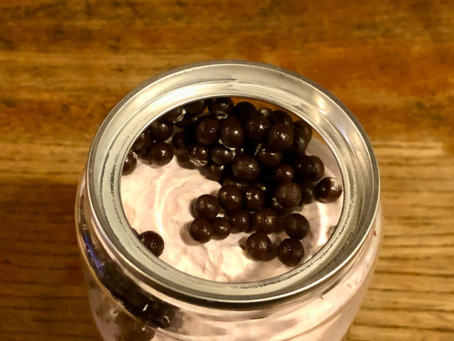 【不二家 スイーツ缶 ルック ドルチェストロベリー】蓋を開けるとチョコ掛けシリアルパフとストロベリークリームがお目見え