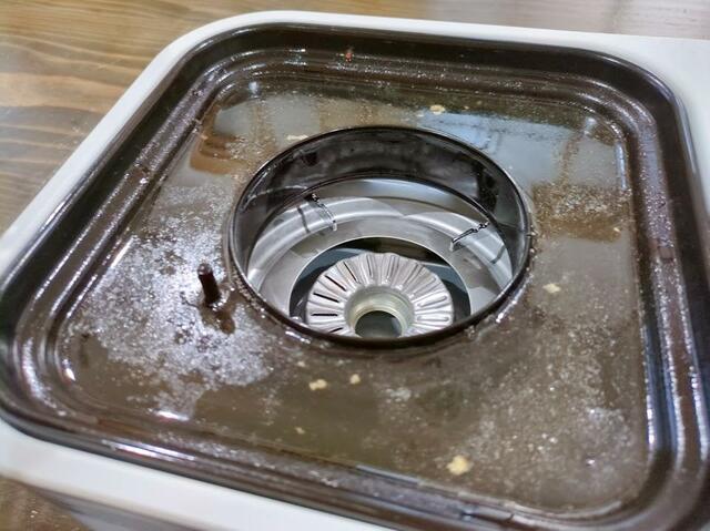 【アイリスオーヤマ 減煙焼肉マルチカセットコンロ】1時間ほど焼肉をした後。水トレイには脂が浮いていました