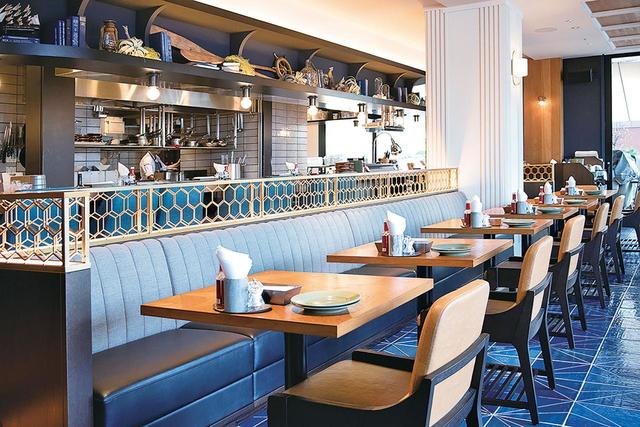 QUAYS pacific grill【神奈川・みなとみらい】明るいオープンキッチン