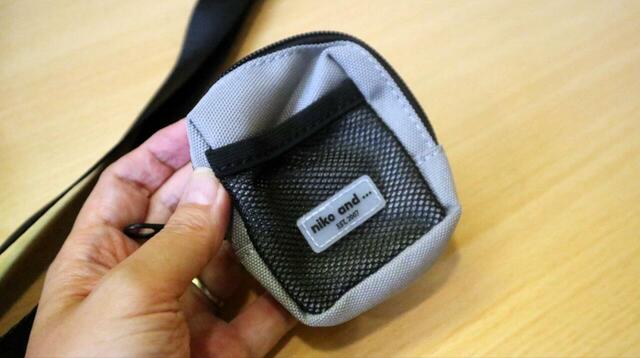 【niko and ...（ニコアンド） オリジナル撥水スリングバッグ】イヤホンやリップなどの小物が入るミニポーチ付き！内外に1つずつポケットがあります