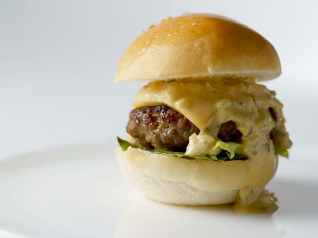 「チーズバーガー：ライブキッチンより出来立てをご用意」【注目のベイエリア