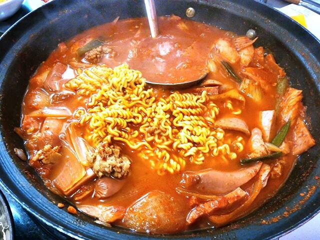 「キョンア食堂」のプデチゲ。締めのラーメンを入れる段階でもハムとソーセージが存在感を示している