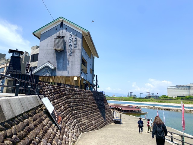 岐阜市鵜飼観覧船事務所の裏から乗船する