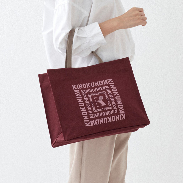 【紀ノ国屋　レザーハンドルコットントート】シンプルながら上品な色味で、シーンを選ばず使えるのが嬉しい！