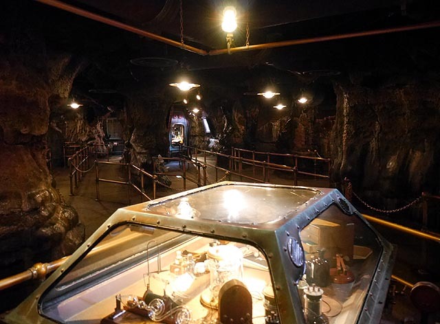 15. マグマサンクタムツアー　洞窟奥から入り口方向 ©Disney
