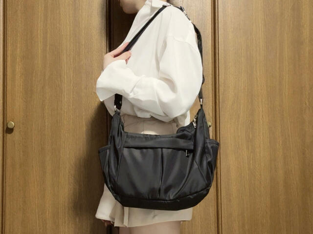 ハーフムーンフォルムが美しく上品！