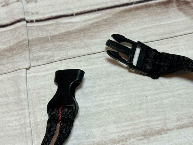 バックル付きでバッグなどに取り付け可能！