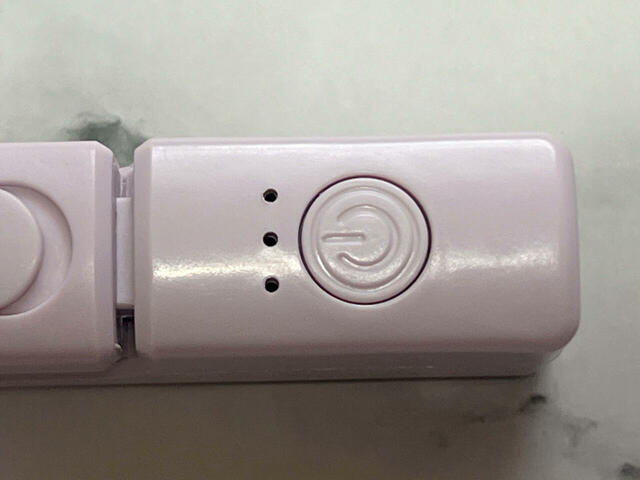 電源ボタンを押すだけでスイッチオン!温度は、低温(約140度)、中温(約160度)、高温(約180度)の3段階で調節可能です