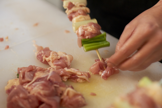 鳥貴族の串打ちイメージ