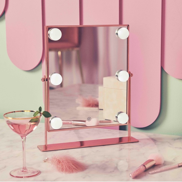 5位 お部屋にあると女優気分に！？明るさを調整できる女優ミラー「フッツェ ハリウッドミラー」