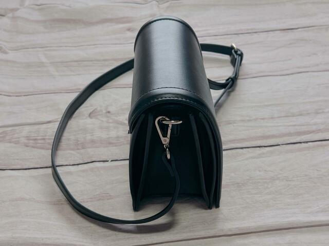 ミニサイズですがマチはしっかりあります♪