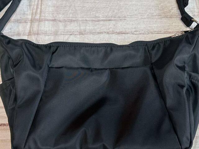 背面のポケットはマグネットボタンで開閉する仕様