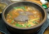 京東市場新館、地下食堂街で食べたソンジクッ（牛の血の煮凝り入りスープ）