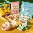 3種のお菓子「ハニーマスタードプレッツェル」「コロ！サク！ワッフルクッキー」「豆乳ビスケット」に加え、スプレッド「ぬって焼いたらグラタンパン」、粉末スープ「オイスターチャウダー」がセットになっています♪　バッグは⇒