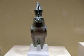 《二重冠をかぶったハヤブサで表されたホルス神の小像》前664〜前332年頃
