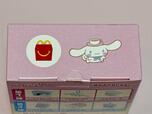 【マクドナルド ハッピーセット(R)「シナモロール」】フタもシナモンのイラスト入り。頭にカップを乗せているのがかわいすぎる!