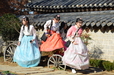 伝統家屋をリノベーションしたカフェやレストランが受けて、土日は韓国の若者が大挙してやってくる全州韓屋マウル。写真はレンタル韓服（伝統衣装）姿で写真撮影を楽しむ女の子たち
