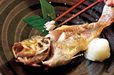 魚マナー／焼き魚3 頭の後ろから身を食べていく